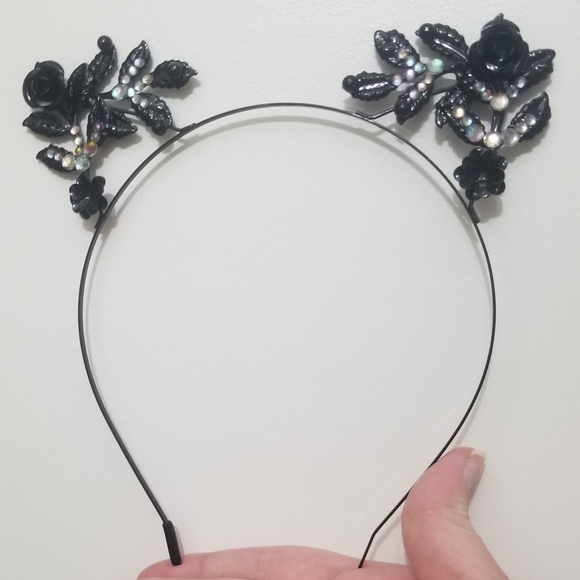 Accessories - VGUC iridescent black roses head accessory
